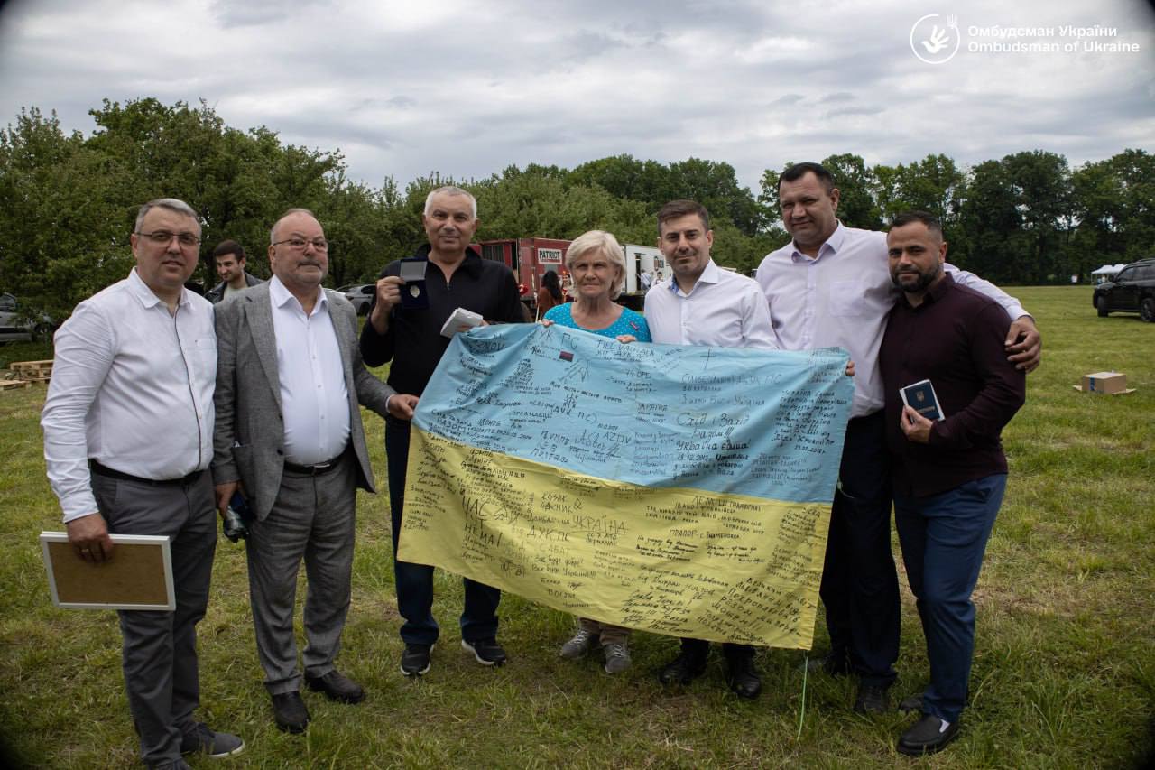 Ілюстративне фото волонтерів грецького походження з прапором України
