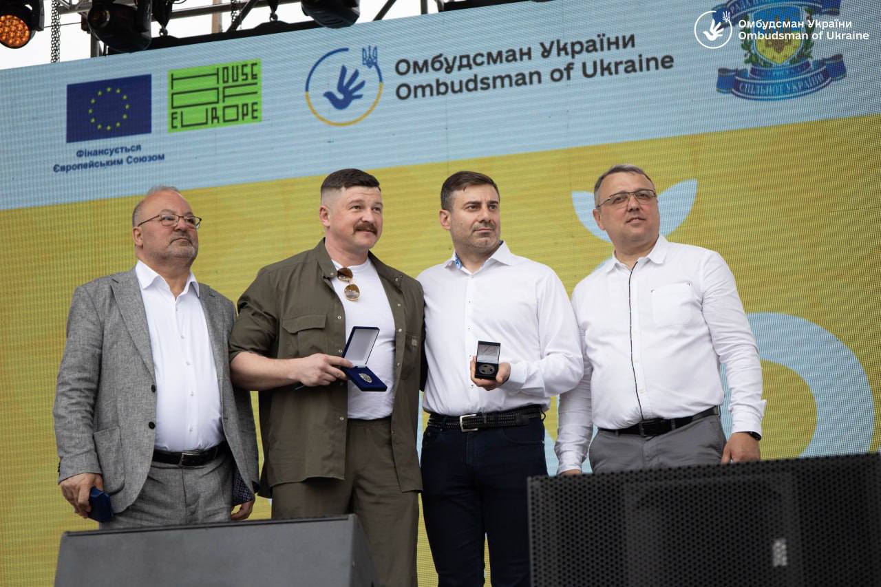 Ілюстративне фото нагородження волонтерів грецького походження
